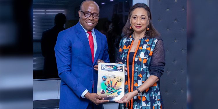 Le dossier de présentation du FEMUA 15 remis à la ministre de la culture et de la Francophonie